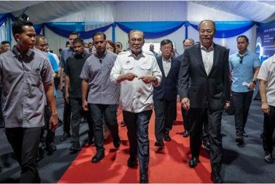 Anwar pada Majlis Perasmian Pembukaan MKS Instruments Malaysia Sdn Bhd pada Sabtu. Foto Bernama 