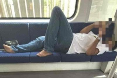 Tular rakaman beberapa individu dipercayai warga Rohingya berbaring dan tidur dalam MRT. 