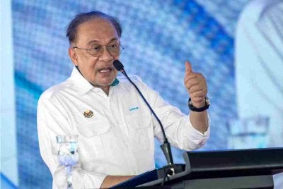 Anwar menyampaikan ucapan perasmian Majlis Pecah Tanah Setia Fontaines Industrial Park di Setia Experience Centre, pada Sabtu. Foto Bernama