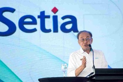 Anwar ketika berucap pada Majlis Pecah Tanah Setia Fontaines Industrial Park di Bandar Setia Fontaines, pada Sabtu. Foto Bernama 