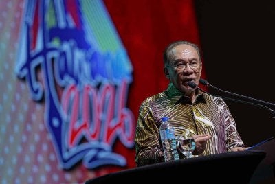 Perdana Menteri Datuk Seri Anwar Ibrahim berucap pada Majlis Kemuncak Hari Wartawan Nasional (HAWANA) 2026 di Pusat Konvensyen PICCA @ Arena Butterworth pada Sabtu. Foto Bernama. 