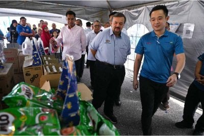 Amir Hamzah Azizan melihat produk jualan di tapak Jualan Rahmah ketika menghadiri Program Penunaian Sumbangan Tunai Rahmah (STR) di Dewan Mahligai Gading Lundu, hari ini. - Foto: Bernama