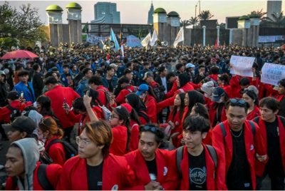 Kumpulan protes itu berhimpun sambil melaungkan slogan menuntut kerajaan menghentikan ‘perbelanjaan negara yang membazir’ dan menggantung program utama yang disifatkan kurang bermanfaat. - Foto AFP