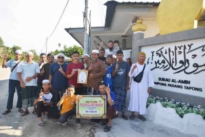 W Mohd Hassan (tengah) bersama AJK surau merakam gambar bersama sijil kemenangan yang diperoleh sempena sambutan Maal Hijrah Peringkat Negeri Terengganu 1448 Hijrah/2026 baru-baru ini. 