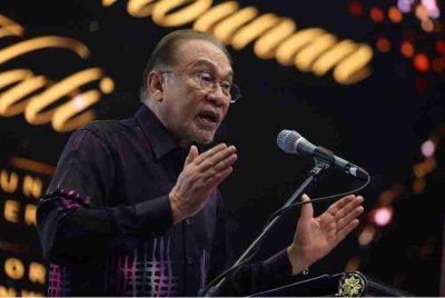 Anwar ketika berucap pada Majlis Makan Malam Himpunan Pertubuhan Lima Generasi Malaysia di sebuah hotel malam ini. Foto Bernama