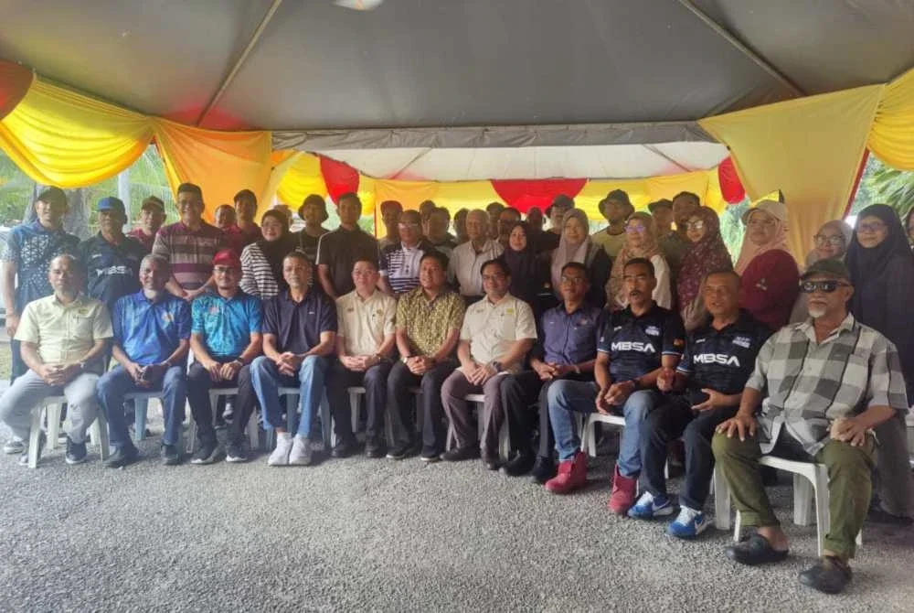 Mohd Najwan (enam dari kanan) dan penduduk bergambar selepas mengadakan sesi dialog awam di sini pada Ahad.