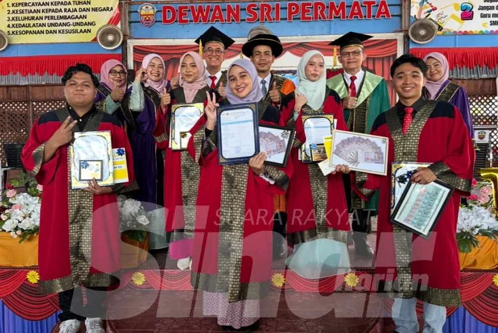 Pelajar cemerlang 5A dan 4A STPM 2025 yang menerima sijil dan wang tunai di SMK Sri Gunung. 