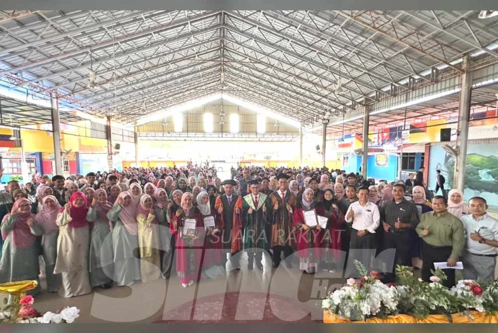 Warga SMK Sri Gunung yang mencatat kecemerlangan di peringkat daerah.