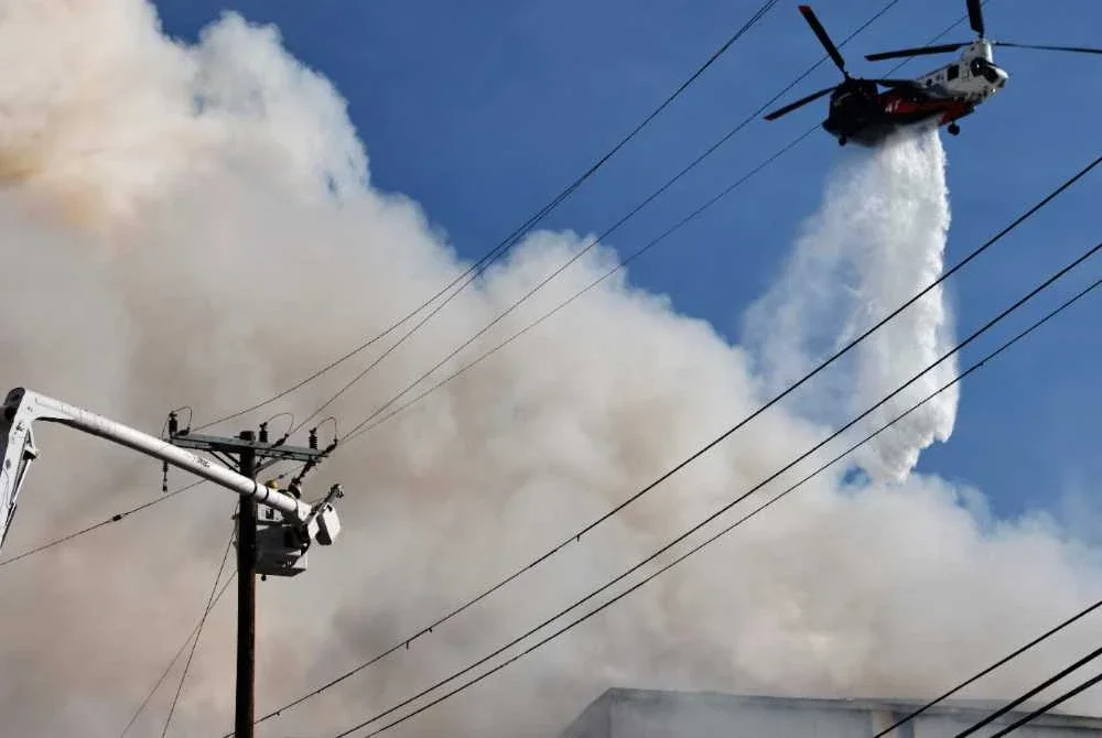 Pasukan bomba telah mengerahkan helikopter yang mampu menggugurkan sehingga 3,000 gelen air pada satu-satu masa dan menggunakan bahan perencat api berasaskan gel bagi mempercepat usaha mengawal kebakaran. Foto AFP 