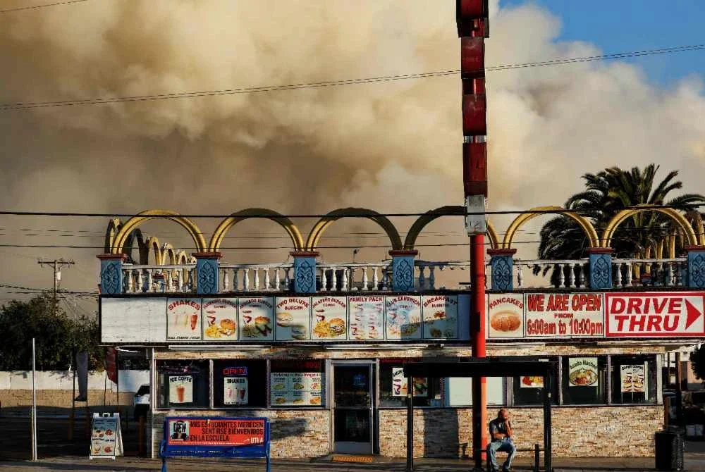 Gabenor California mengisytiharkan darurat bagi daerah Los Angeles susulan kebakaran gudang Lineage Logistics yang bermula pada 17 Jun di kawasan Boyle Heights. Foto AFP