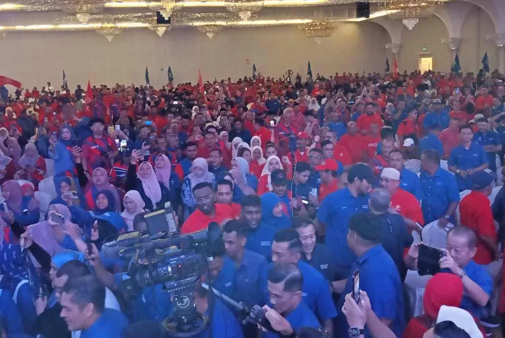 Penyokong Bersatu memenuhi SLF Ballroom Bakri di Muar pada malam Ahad.
