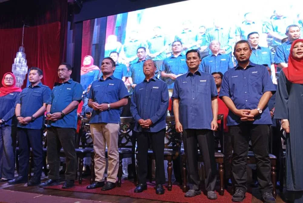 Antara pimpinan utama parti yang hadir Majlis Pelancaran Jentera Pilihan Raya Negeri Johor di SLF Ballroom, Bakri di Muar malam Ahad.
