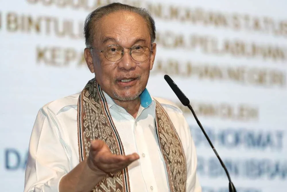 Anwar berucap pada Majlis Penyerahan Cek Penukaran Status Pelabuhan Bintulu Dari Pelabuhan Persekutuan Kepada Pelabuhan Negeri, pada Ahad. Foto Bernama