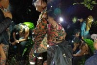 Pasukan bomba memberikan rawatan awal dan bantuan makanan kepada mangsa mengalami gejala hipoglisemia (hypo) dan keletihan ketika menyertai aktiviti pendakian di Gunung Irau di sini awal pagi Ahad. Foto Bomba Pahang.