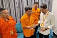 Hasnul Zulkarnain (kanan) bersalaman dengan Asmuni ketika hadir Mesyuarat Tahunan Amanah Kawasan Tambun 2026 di sebuah hotel di sini pada Ahad.