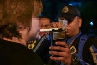 Anggota JSPT Negeri Sembilan menjalankan ujian pernafasan alkohol menggunakan alat pengesan (breathalyzer) terhadap pemandu kenderaan yang ditahan menerusi sekatan jalan raya di Jalan Sungai Ujong. Foto Bernama