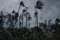 MetMalaysia mengeluarkan amaran ribut petir, hujan lebat dan angin kencang membabitkan beberapa negeri di Semenanjung dan Sarawak sehingga jam 3 petang, Ahad. Foto hiasan 
