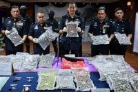 Mohd Khairi (tengah) menunjukkan rampasan dadah disyaki jenis bunga ganja ketika sidang media di Ibu Pejabat Polis Kontinjen (IPK) Terengganu pada Ahad. Foto Bernama