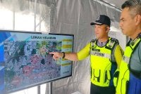 Muhammad Najib menunjukkan kawasan yang terjejas akibat ribut di sekitar kawasan Bercham ketika sidang media di Balai Polis Bercham di sini pada Ahad.