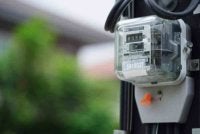 Kegiatan seorang jiran yang didakwa mencuri bekalan elektrik daripada rumah bersebelahan sejak lima tahun lalu akhirnya terbongkar. Gambar hiasan. 