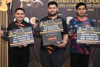 Rafiq (tengah) mengungguli Master Divisyen Kejohanan Boling Terbuka Antarabangsa Kuala Lumpur di Petaling Jaya pada Ahad. Foto Persekutuan Boling Asia