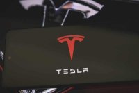 Seorang wanita maut selepas sebuah Tesla yang didakwa berada dalam mod pemanduan sendiri merempuh sebuah rumah di Katy, Texas. Foto Anadolu Ajansi 