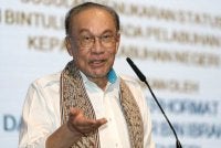 Anwar berucap pada Majlis Penyerahan Cek Penukaran Status Pelabuhan Bintulu Dari Pelabuhan Persekutuan Kepada Pelabuhan Negeri, pada Ahad. Foto Bernama