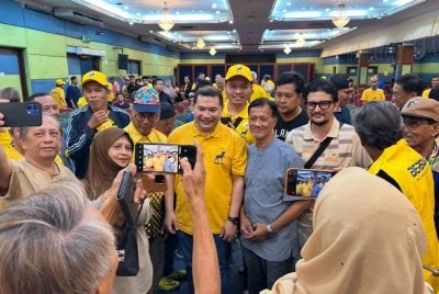 Rafizi (tengah) yang dikerumuni penyokong untuk berswafoto. Foto SINAR HARIAN/ADILA SHARINNI WAHID 
