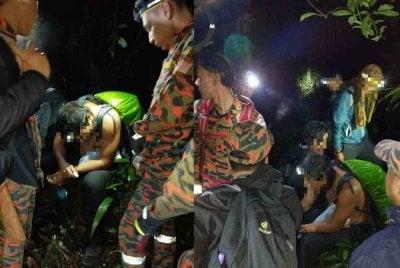 Pasukan bomba memberikan rawatan awal dan bantuan makanan kepada mangsa mengalami gejala hipoglisemia (hypo) dan keletihan ketika menyertai aktiviti pendakian di Gunung Irau di sini awal pagi Ahad. Foto Bomba Pahang.