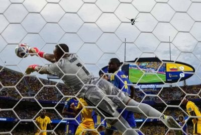 Room melakukan 15 penyelamatan dalam tempoh 90 minit tanpa masa tambahan iaitu yang tertinggi dalam sejarah Piala Dunia. - FOTO: Agensi