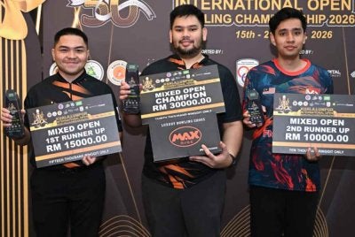 Rafiq (tengah) mengungguli Master Divisyen Kejohanan Boling Terbuka Antarabangsa Kuala Lumpur di Petaling Jaya pada Ahad. Foto Persekutuan Boling Asia