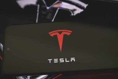 Seorang wanita maut selepas sebuah Tesla yang didakwa berada dalam mod pemanduan sendiri merempuh sebuah rumah di Katy, Texas. Foto Anadolu Ajansi 
