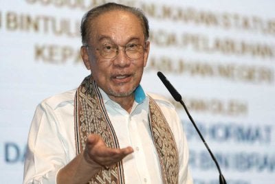 Anwar berucap pada Majlis Penyerahan Cek Penukaran Status Pelabuhan Bintulu Dari Pelabuhan Persekutuan Kepada Pelabuhan Negeri, pada Ahad. Foto Bernama