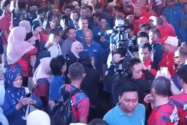 Ketibaan Muhyiddin disambut dengan sorakan gemuruh dan laungan "Hidup Tan Sri" serta "PN! PN!" yang bergema di seluruh dewan.