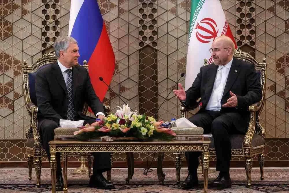 Qalibaf (kanan) ketika bertemu Pengerusi Duma Negara Rusia, Vyacheslav Volodin di Teheran. - FOTO AFP