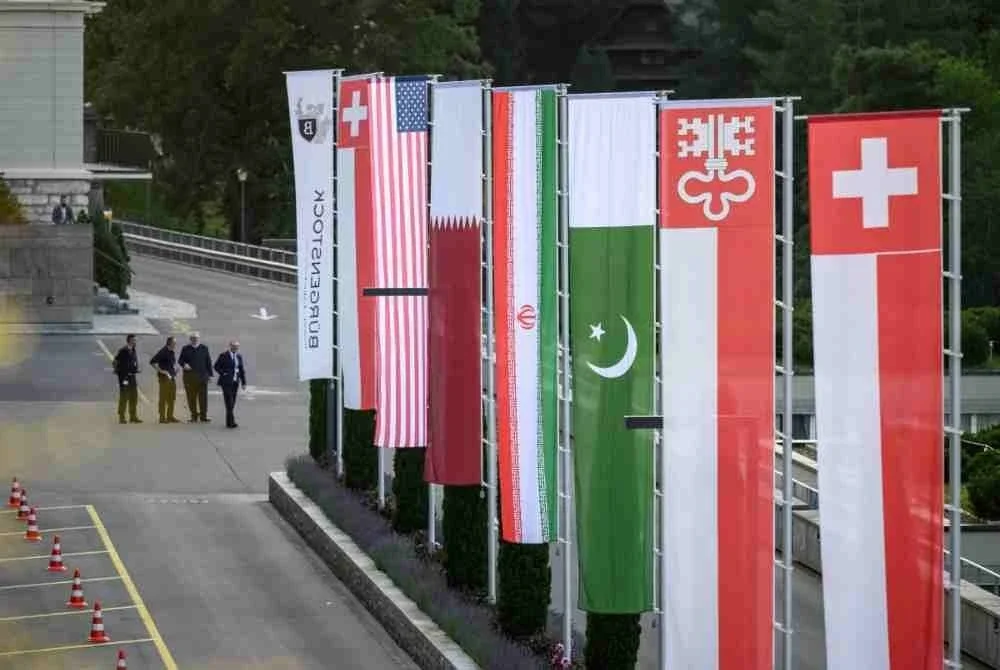 Bendera Switzerland, Amerika Syarikat, Qatar, Pakistan dan wilayah Nidwalden berkibar di kompleks hotel mewah Bürgenstock yang menghadap Tasik Lucerne, Switzerland, lokasi berlangsungnya persidangan. -AFP