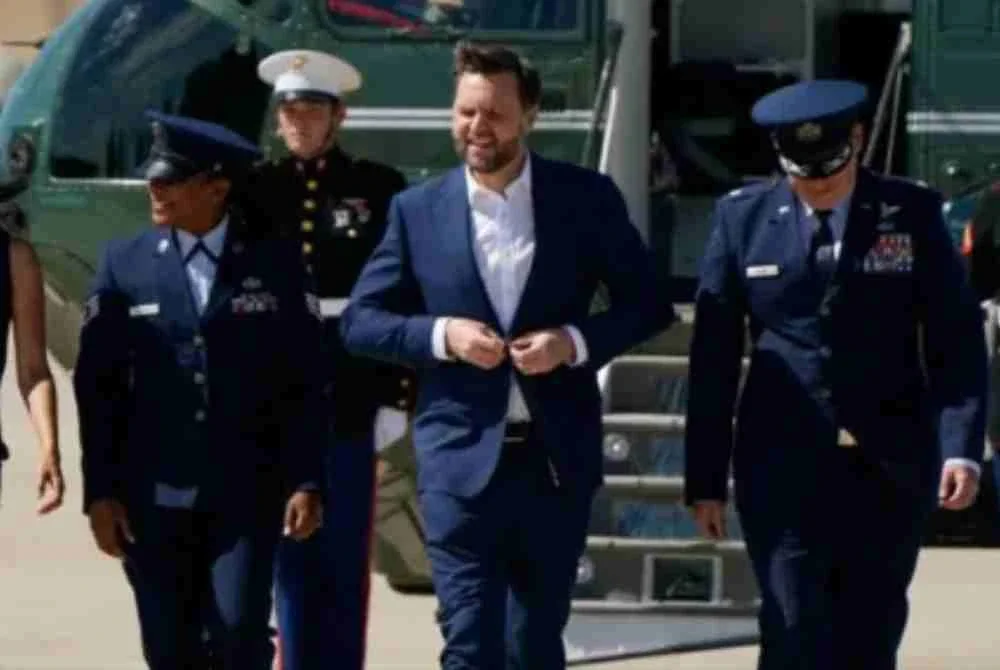 JD Vance (tengah) bersama deligasi berlepas ke Switzerland pada Ahad. FOTO BBC.