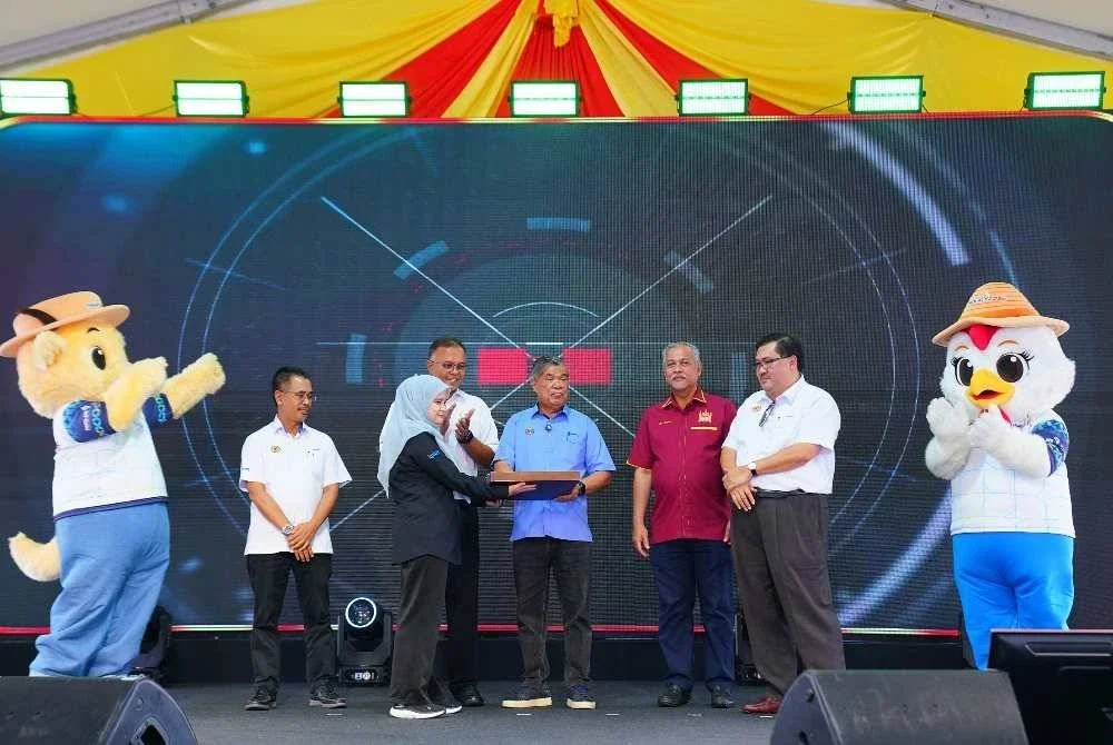 Mohamad (tengah) menyempurnakan pelancaran SISDA ketika Program Road To Maha Zon Tengah 2026 di Kompleks Sukan Pandamaran pada Sabtu. FOTO: MOHD HALIM ABDUL WAHID