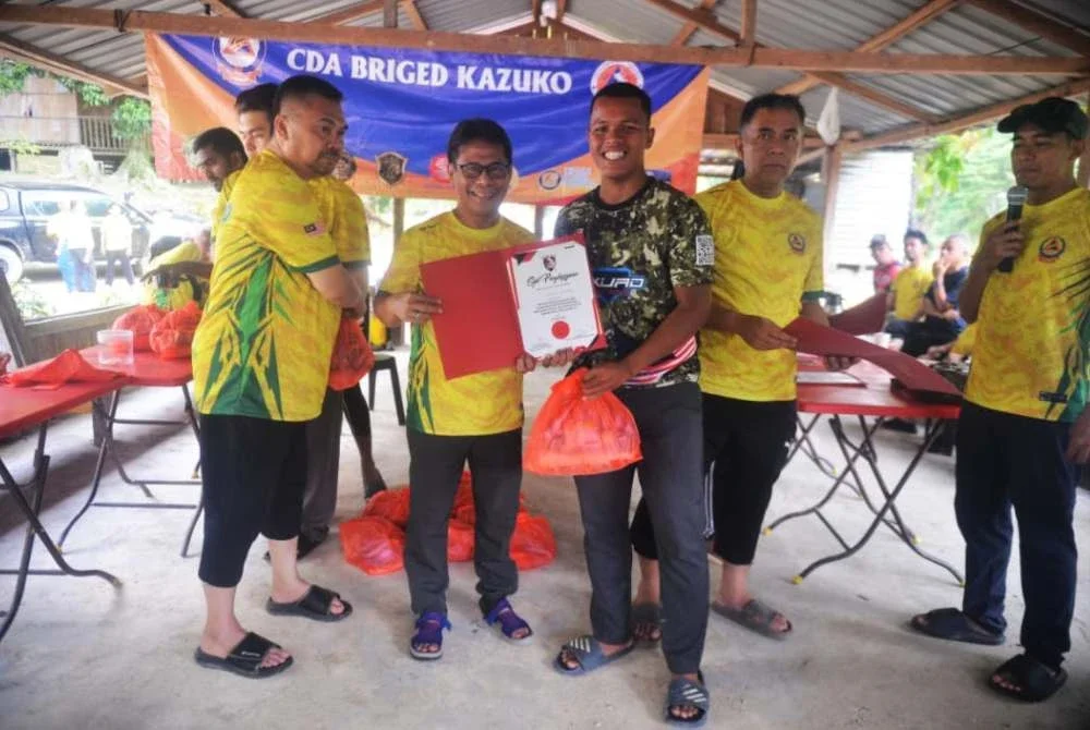 Antara ukarelawan Orang Asli dari Pos Lenjang yang berjaya ditauliahkan selepas menamatkan latihan asas pertahanan awam.