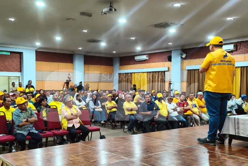Rafizi berkongsi kisah dengan orang ramai yang hadir pada program Jelajah Kancil ke Pahang di Indera Mahkota pada Ahad.