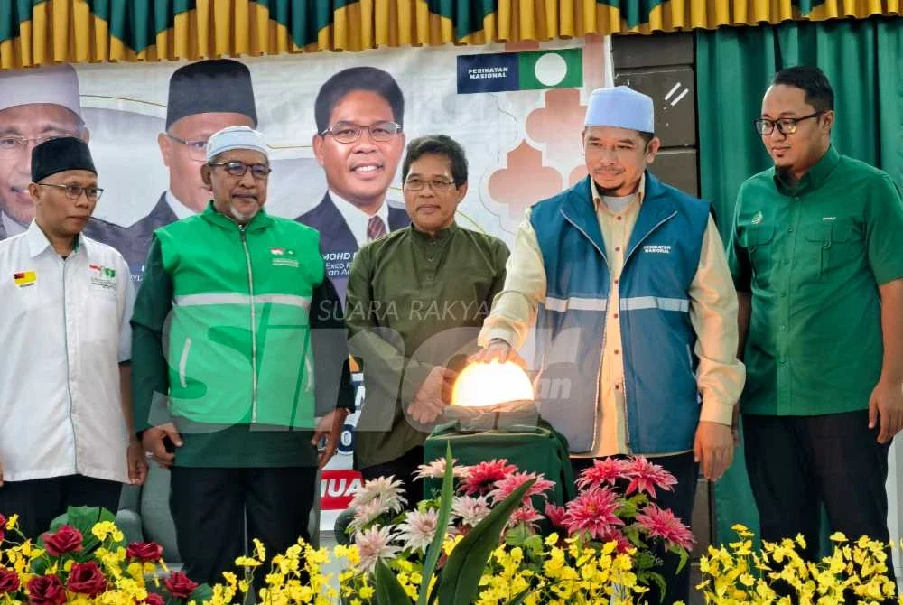 Mohd Fairuz melancarkan Logo PRN Pas Negeri Sembilan.