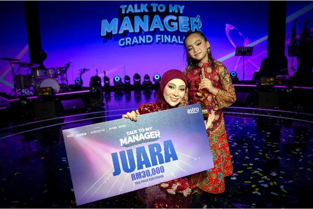 Bintang TTMM2, Adira Suhaimi dan anaknya Anggrek bergambar bersama trofi dan hadiah yang dimenangi mereka selepas dinobatkan sebagai juara di Auditorium Majlis Bandaraya Shah Alam malam tadi. - Foto: Bernama