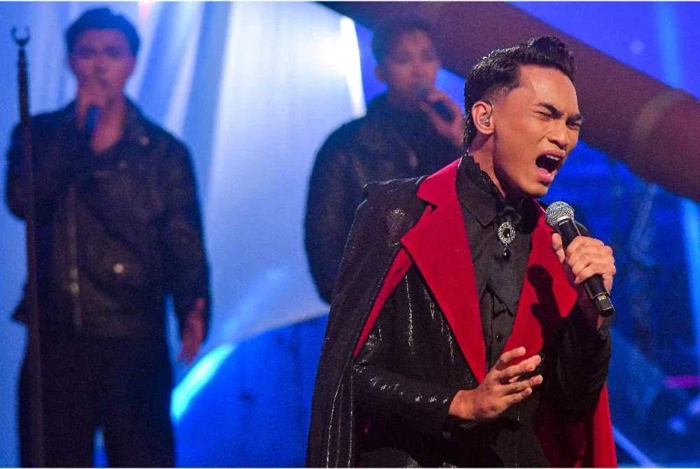 Peserta TTMM2, Hussain melakukan persembahan pada konsert akhir TTMM2 di Auditorium Majlis Bandaraya Shah Alam malam tadi. - Foto: Bernama