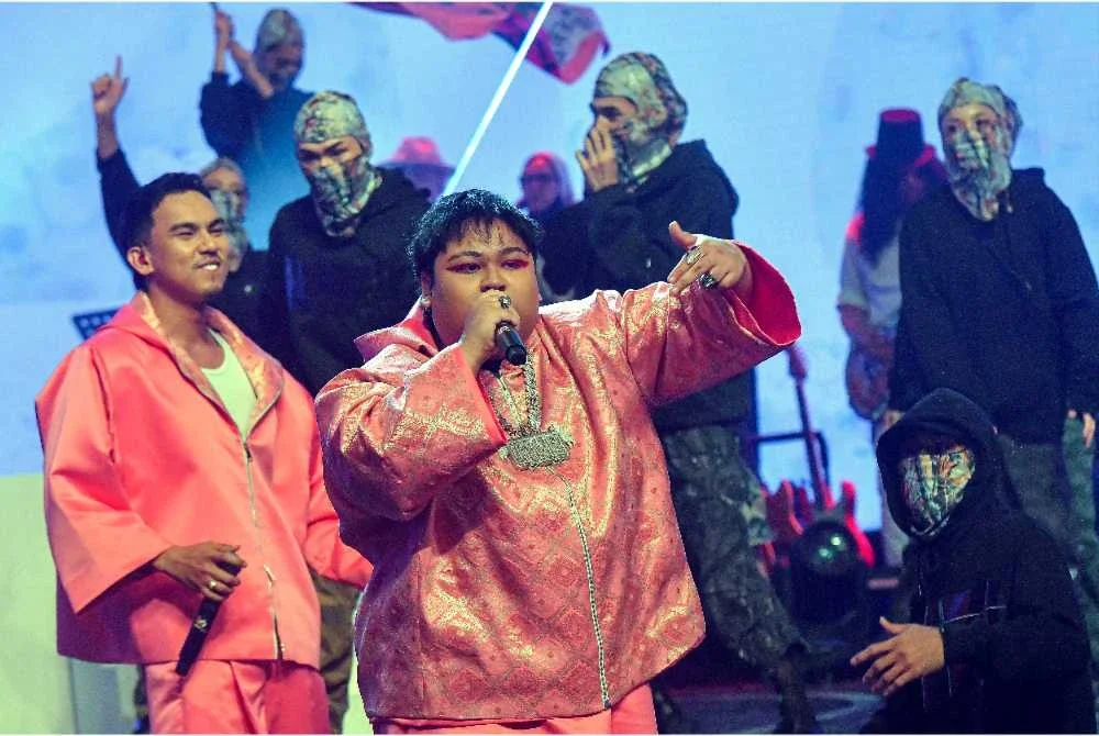 Peserta TTMM2, Cik B (tengah) bersama penyanyi jemputan MK K Clique (kiri) melakukan persembahan pada konsert akhir TTMM2 di Auditorium Majlis Bandaraya Shah Alam malam tadi. - Foto: Bernama