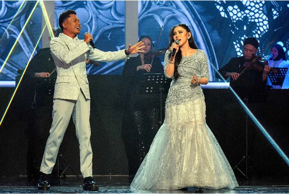 Peserta TTMM2, Azeeva (kanan) bersama penyanyi jemputan Hafiz Suip (kiri) melakukan persembahan pada konsert akhir TTMM2 di Auditorium Majlis Bandaraya Shah Alam malam tadi. - Foto: Bernama