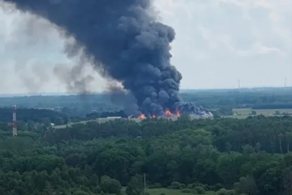 Asap hitam tebal kelihatan dari lokasi kebakaran di sebuah kilang pembuatan aerosol di Charnow, Wilayah Pomerania, Poland yang boleh dilihat dari beberapa kilometer jauhnya. - Foto: Agensi