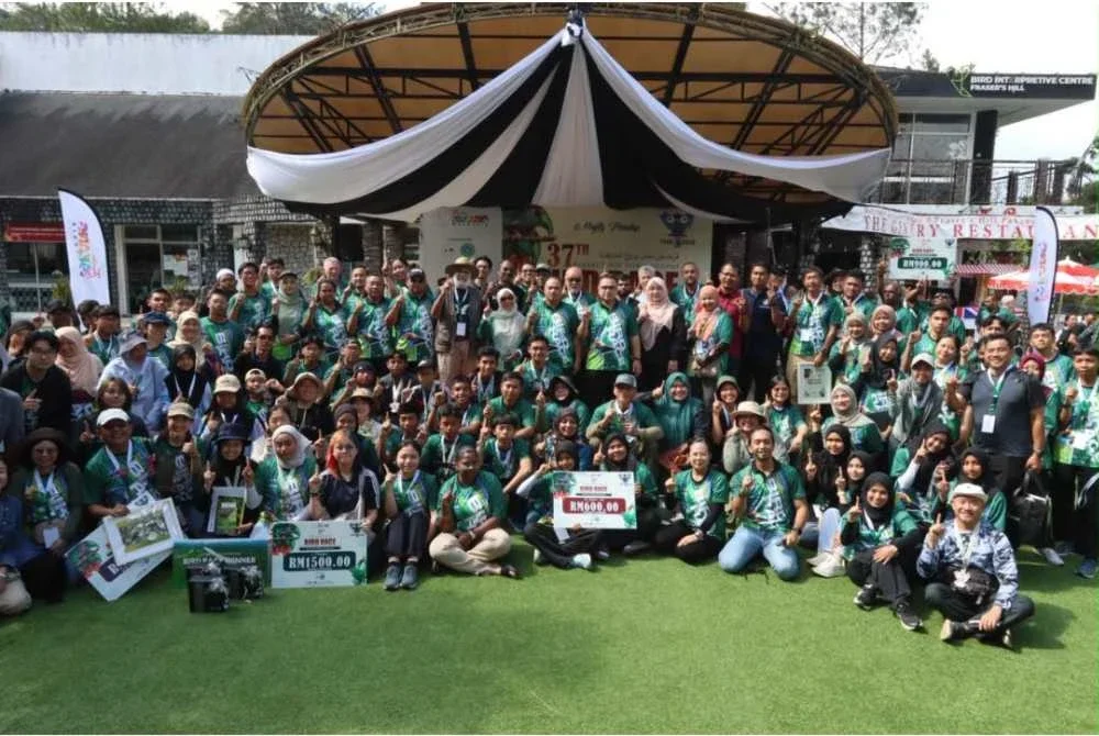 Peserta merakam gambar bersama sempena Pertandingan Mengenal Burung Antarabangsa Bukit Fraser Kali Ke-37.