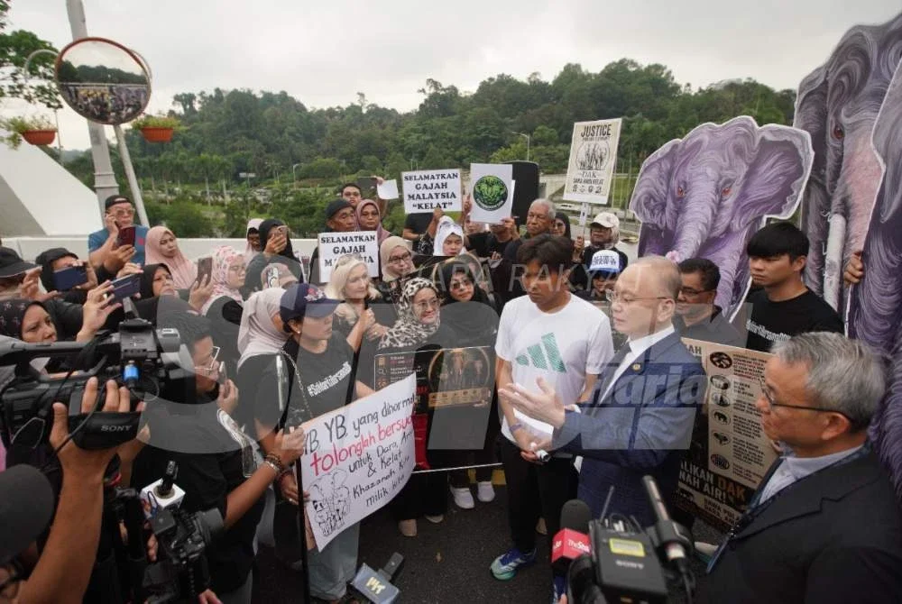 Penyerahan petisyen larian solo 290km demi DAK oleh Choo Seong kepada Wee Ka Siong di hadapan bangunan Parlimen. Foto: ROSLI TALIB
