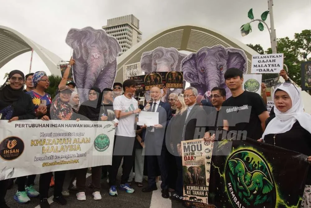 Choo Seong menyerahkan memorandum berkaitan kebajikan dan tanggungjawab Malaysia terhadap DAK kepada Ka Siong di hadapan bangunan Parlimen pada Isnin. Foto: ROSLI TALIB