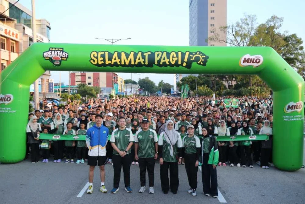 Dari kiri: Sahabat MILO®, Nadhir Nasar; Pengurus Pemasaran Pengguna MILO®, Andrew Yoon; Ahli Majlis Majlis Bandaraya Kuantan, Datuk Hasnul Hamidi Harun; Pengarah Jabatan Komunikasi Korporat Majlis Bandaraya Kuantan, Haslinda Hassan; Pengarah Eksekutif Hal Ehwal Korporat Kumpulan Nestlé Malaysia dan Singapura, Raja Nurmaria Murni serta Sahabat MILO®, Erysha Emyra bergambar pada sambutan Hari Sarapan Malaysia MILO® 2026 Pahang di Padang MBK 1, Kuantan.